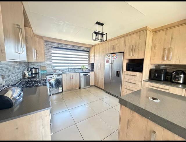 5 BEDROOM HOUSE FOR SALE IN RIVERSDALE